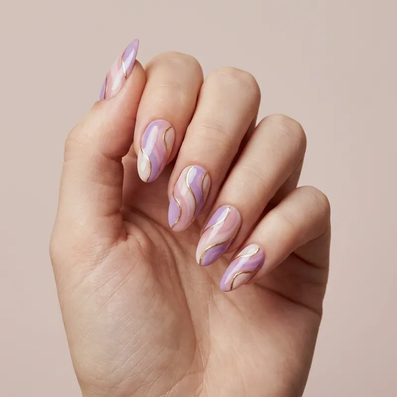 Uñas almendradas medianas con ondas abstractas en lila, rosa y crema delineadas en dorado